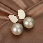 Pendientes de Estilo Retro con Perlas Blancas beige