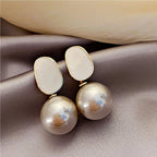 Pendientes de Estilo Retro con Perlas Blancas beige