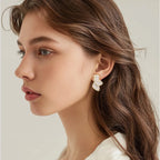 Boucles d'Oreilles Demi-Fleur Clou Pétales blanc