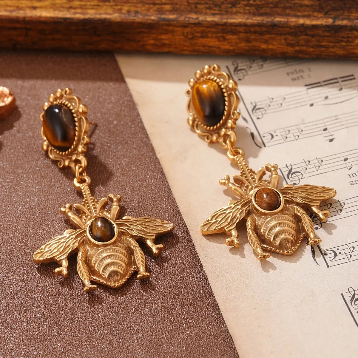 Bee dangle earrings