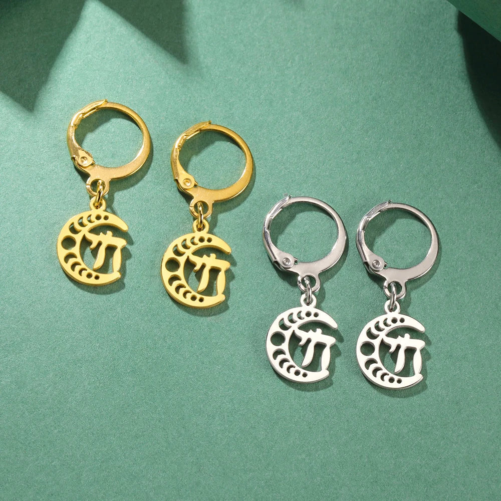 Boucles d'oreilles pendantes avec le symbole de vie Chai sur croissant de lune or