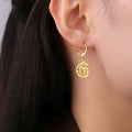 Boucles d'oreilles pendantes avec le symbole de vie Chai sur croissant de lune or