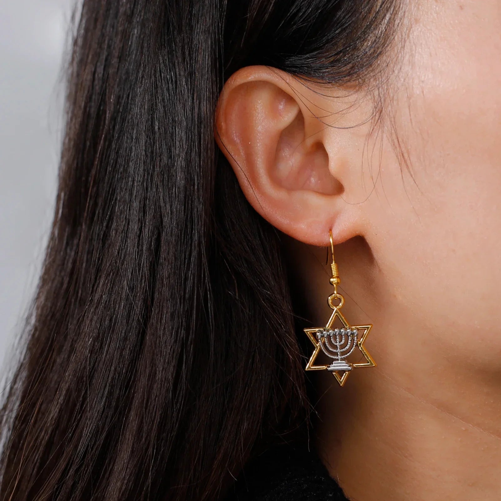 Boucles d'oreilles pendantes avec Menorah et l'étoile de David symboles juifs