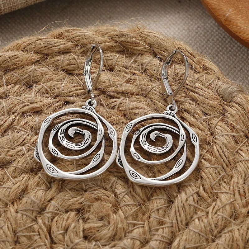 Boucles d'oreilles pendantes avec spirale ciselée