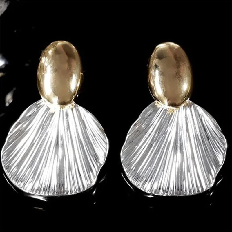 Shell-Shaped Dangle Earrings in the Form of Scallop Shells