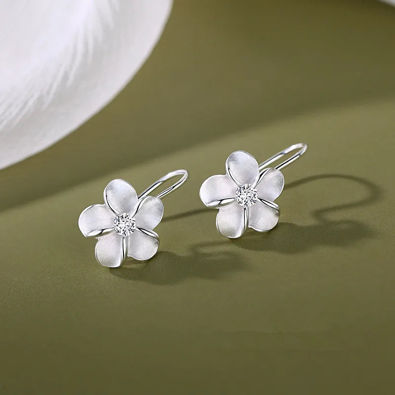 Pendientes Colgantes de Flor Blanca Vintage con Circonita