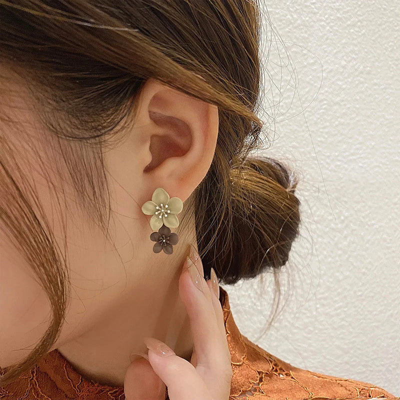 Pendientes Colgantes de Flor Beige y Marrón