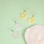 Boucles d'oreilles pendantes hexagonales avec le symbole juif de l'étoile de David or
