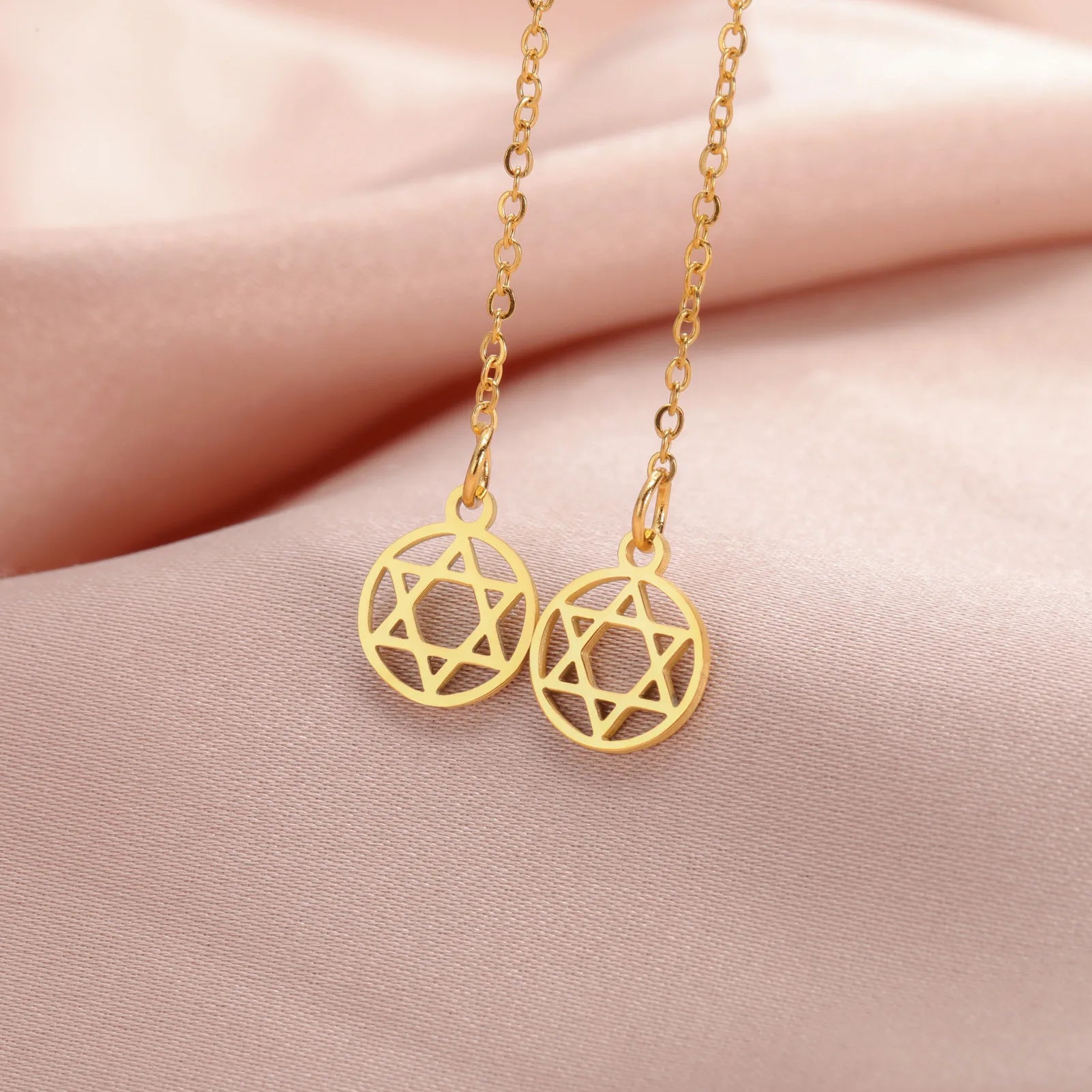 Boucles d'oreilles pendantes longues avec l'étoile de David symbole juif rond or