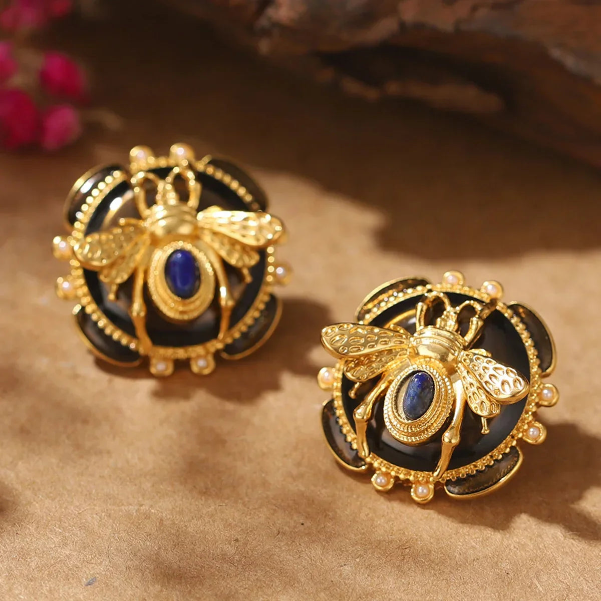 Pendientes redondos con abeja 