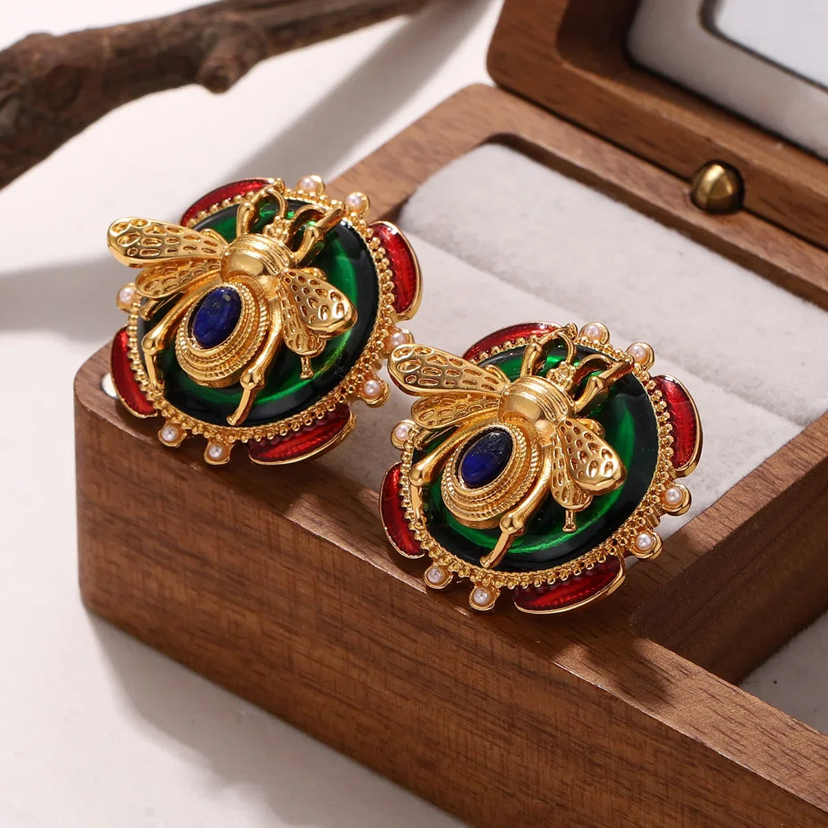 Pendientes redondos con abeja 