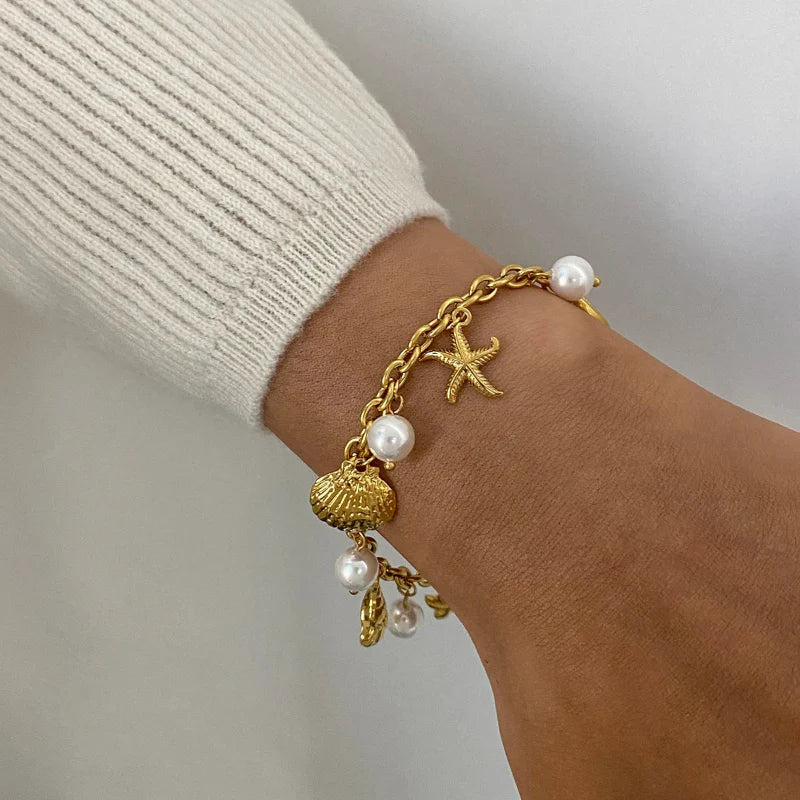 Pulsera con Conchas y Perlas Blancas