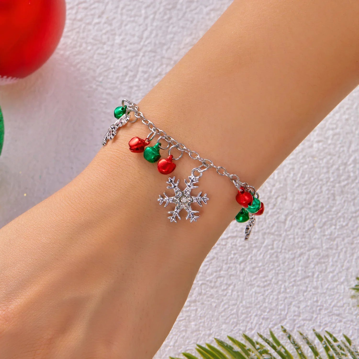 Pulsera con Copos de Nieve y Bolas de Navidad