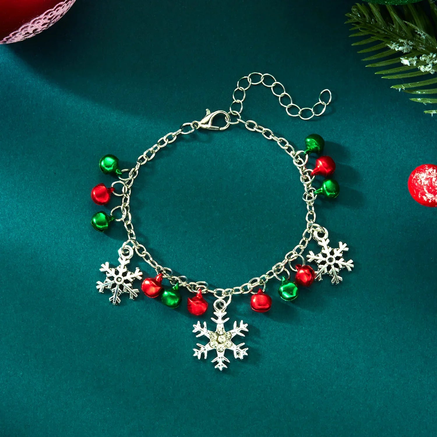 Pulsera con Copos de Nieve y Bolas de Navidad