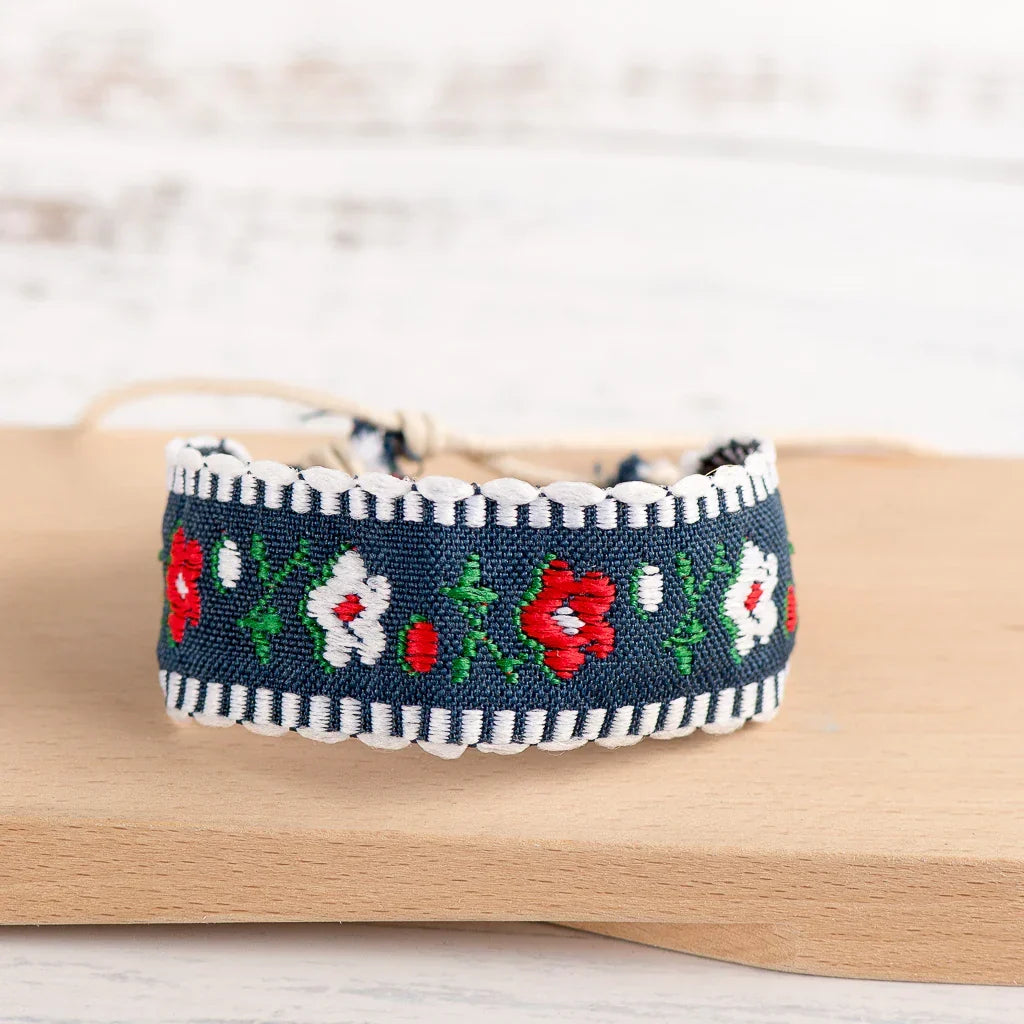 Bracelet Brésilien Boho Brodé Fait Main bleu et blanc