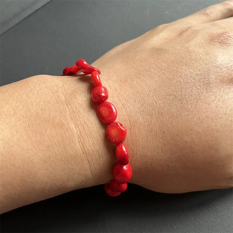 Pulsera de coral rojo en guijarros 