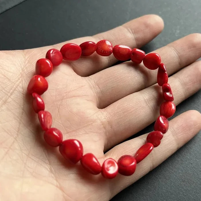 Pulsera de coral rojo en guijarros 