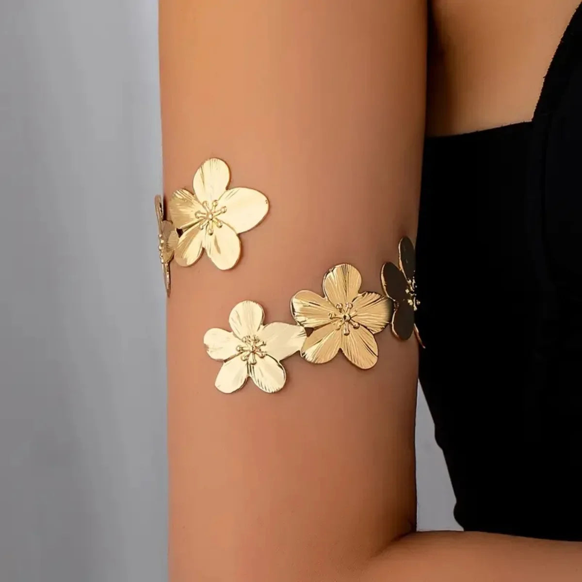 Pulsera de brazo para mujer - cadena de bíceps con pétalos de flor 