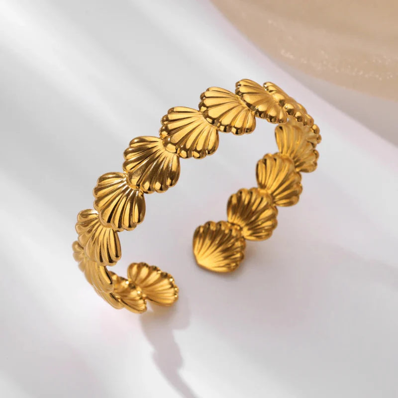 Elegant Shells Starfish and Scallop Scallop Gold Bracelet