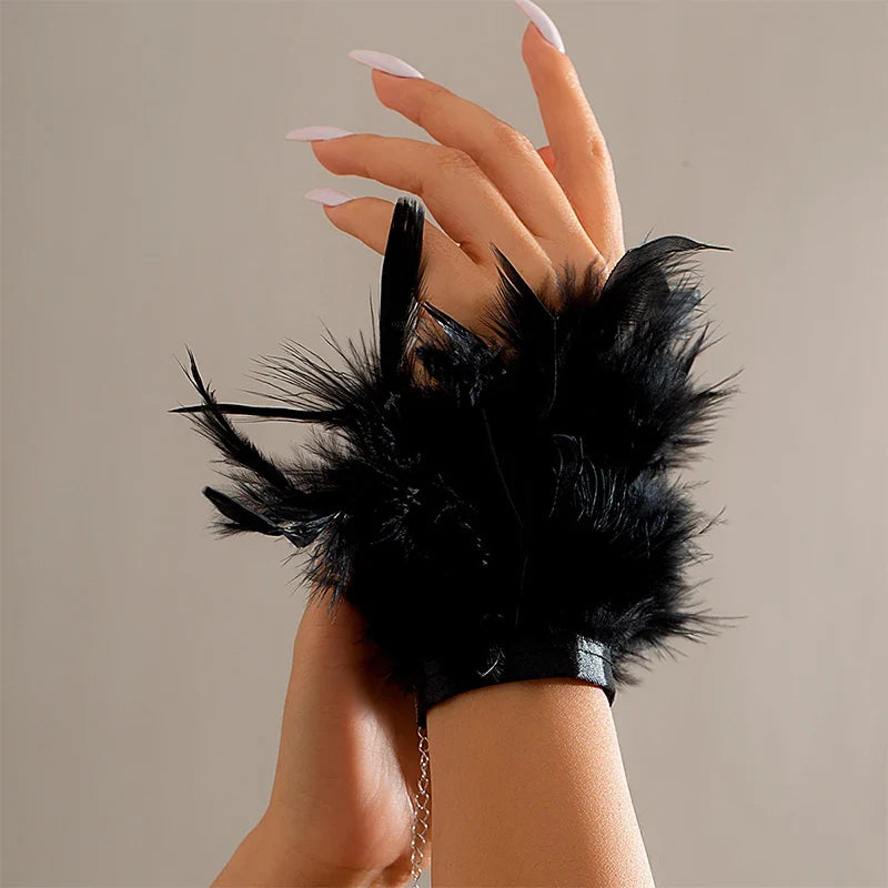 Feather bracelet with a delicate, airy feel 