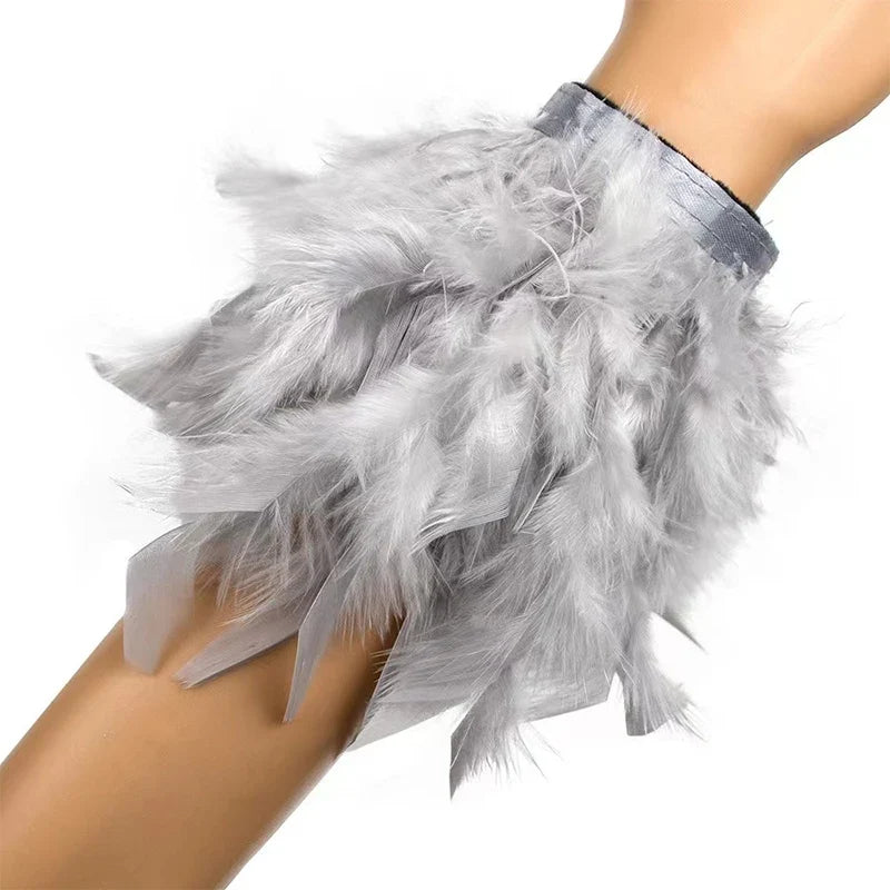 Feather bracelet with a delicate, airy feel 