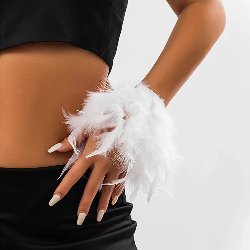 Feather bracelet with a delicate, airy feel 