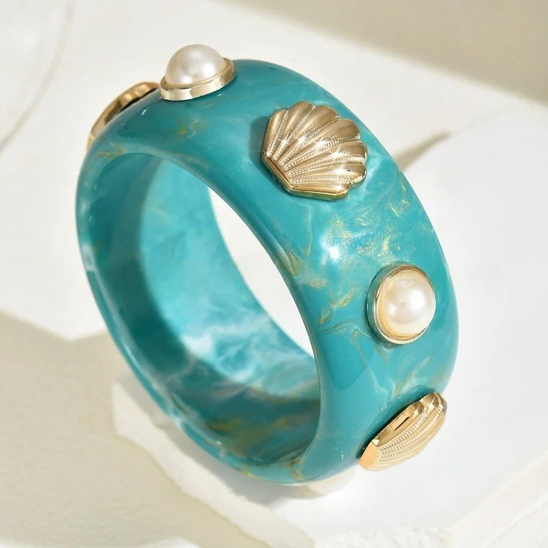 Resin bracelet with shell