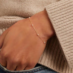 Pulsera de cadena fina con perlas blancas