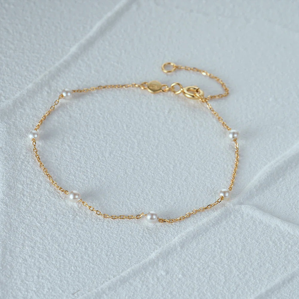 Pulsera de cadena fina con perlas blancas