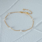 Pulsera de cadena fina con perlas blancas