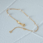 Pulsera de cadena fina con perlas blancas
