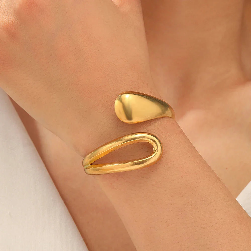 Elegant Curb Chain Bracelet with Water Drop Gold