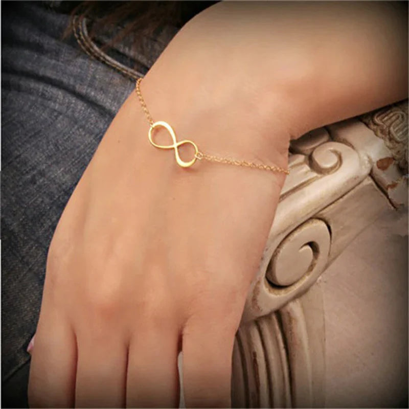 Discrete Infinity Bracelet gold