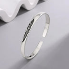 Bracelet jonc ouvert plume argentée