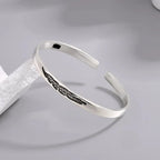 Bracelet jonc ouvert plume argentée