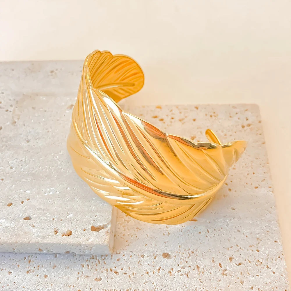 Bracelet manchette plume dorée