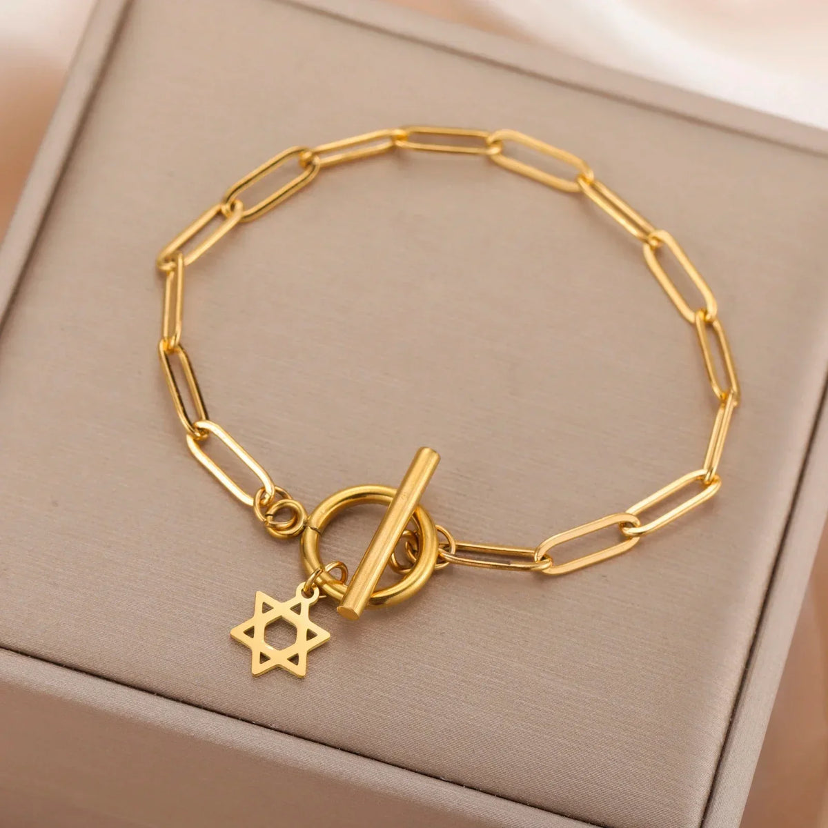 Women's bracelet with a Star of David pendant, a Jewish symbol 