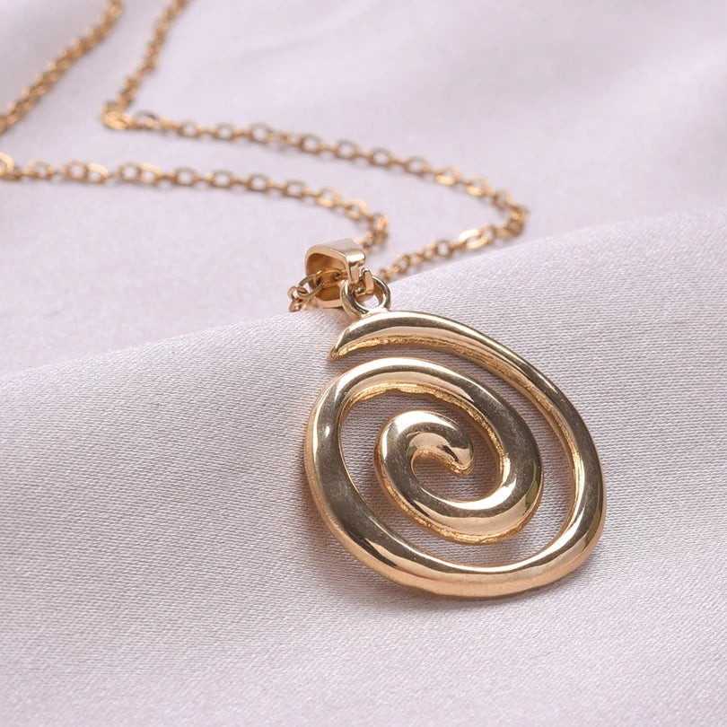 Collar con colgante de espiral grande calada
