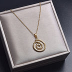 Collar con gran colgante de espiral calada en oro