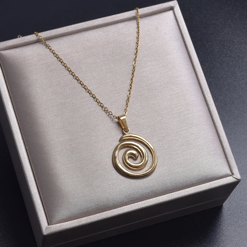 Collar con gran colgante de espiral calada en oro