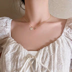 Collier avec pendentif abeille et fleur de marguerite