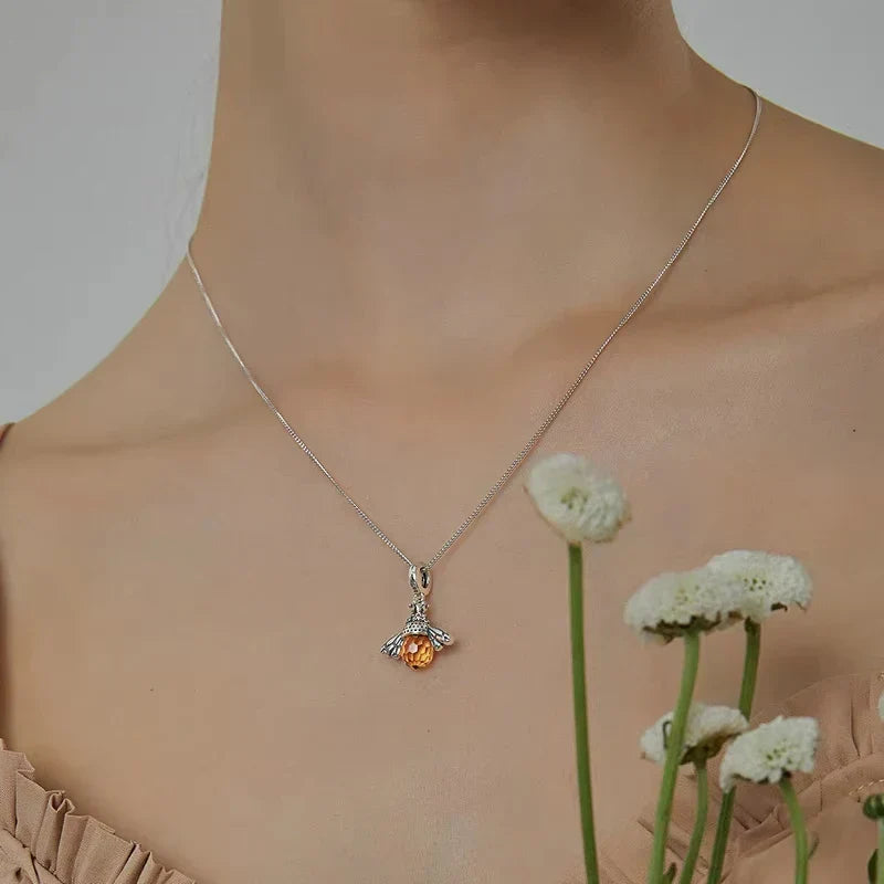 Collier avec pendentif abeille femme argent