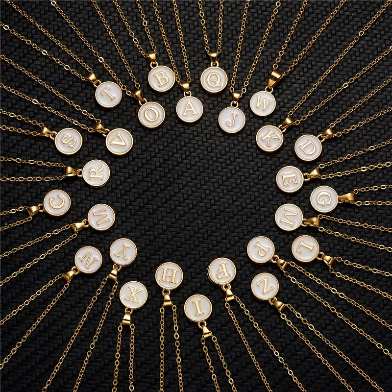 Collier avec pendentif blanc initiale  w