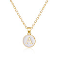 Collier avec pendentif blanc initiale a