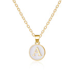 Collier avec pendentif blanc initiale a