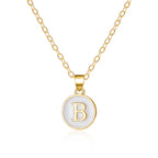 Collier avec pendentif blanc initiale b
