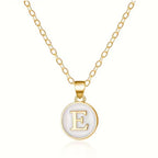 Collier avec pendentif blanc initiale - lettre