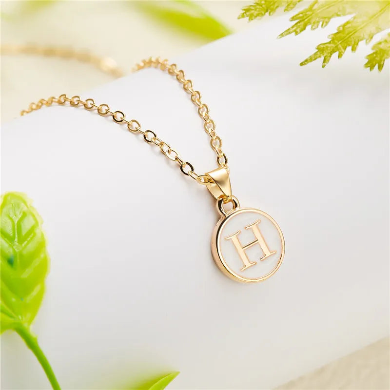 Collar con colgante blanco inicial - letra 