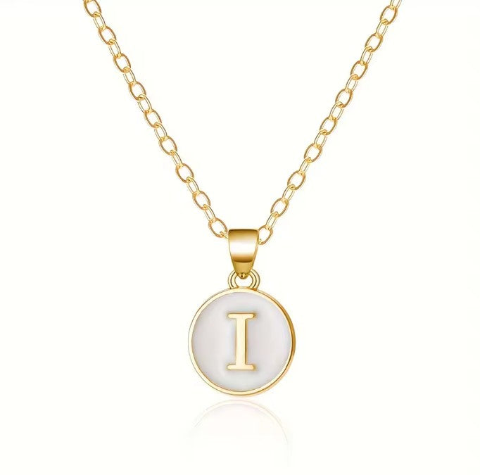 Collier avec pendentif blanc initiale - lettre