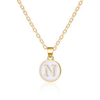Collier avec pendentif blanc initiale n